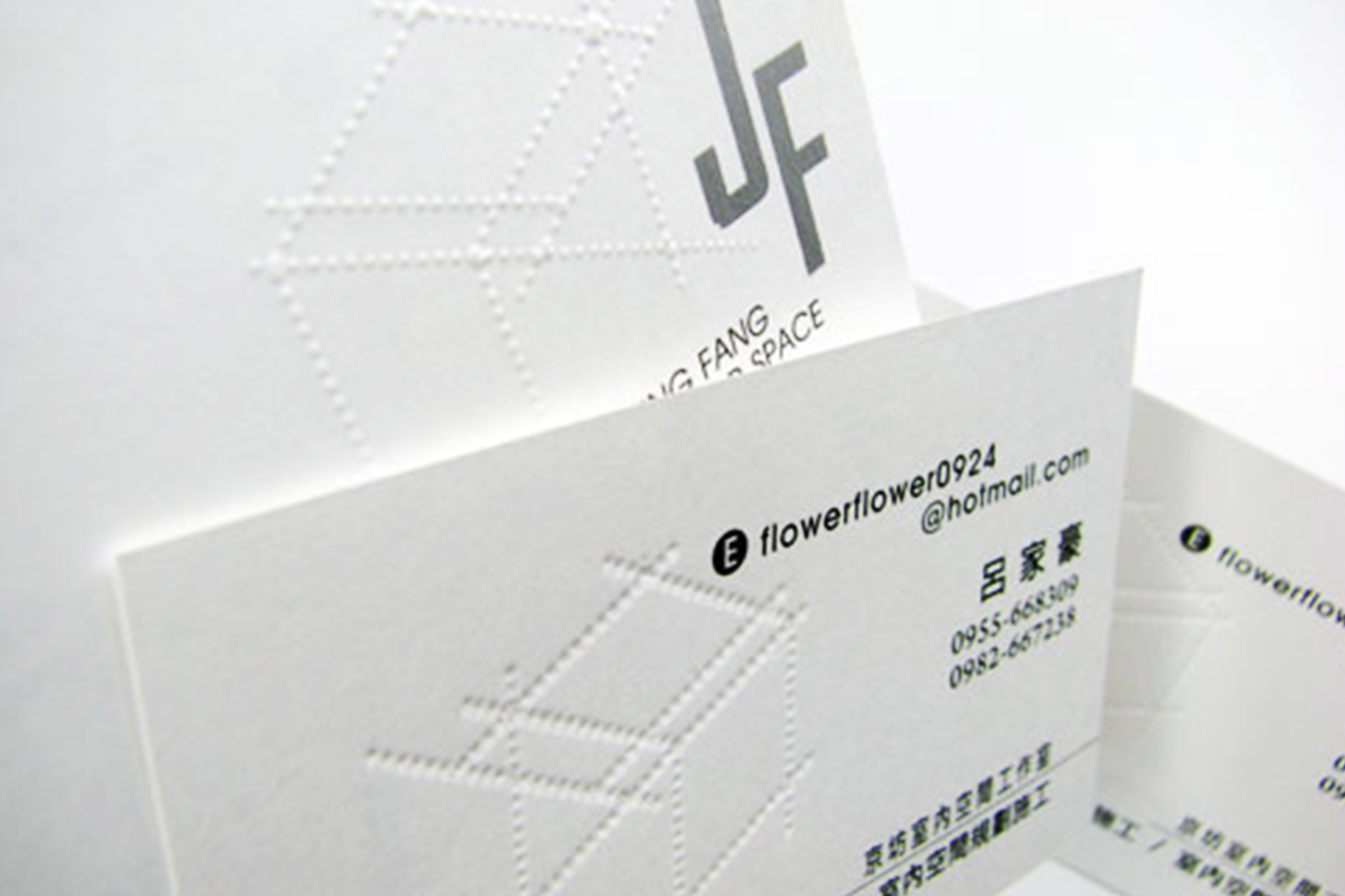 將所需的資料條列出來,進而和你的設計師討論要不要放這條資訊及如何規畫進名片之中, 例如:營業項目要不要放在上面? 一般來說會建議客戶,以4~5個字去描述一個項目,最多5個項目呈現在名片上,並以重要性/利潤的高低做排列,由此看出在這張名片所重視的是什麼,想要發展的是什麼,進而讓客戶了解你的定位。另外也有不建議放置的時候,主要還是要與使用者溝通。